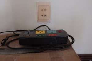 Thợ chuyên lắp đặt sửa chữa ổ cắm điện